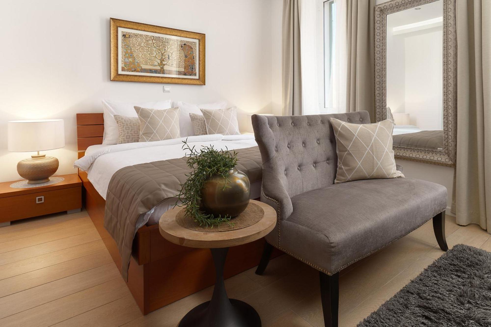 Apartments Studios 81 Спліт Екстер'єр фото
